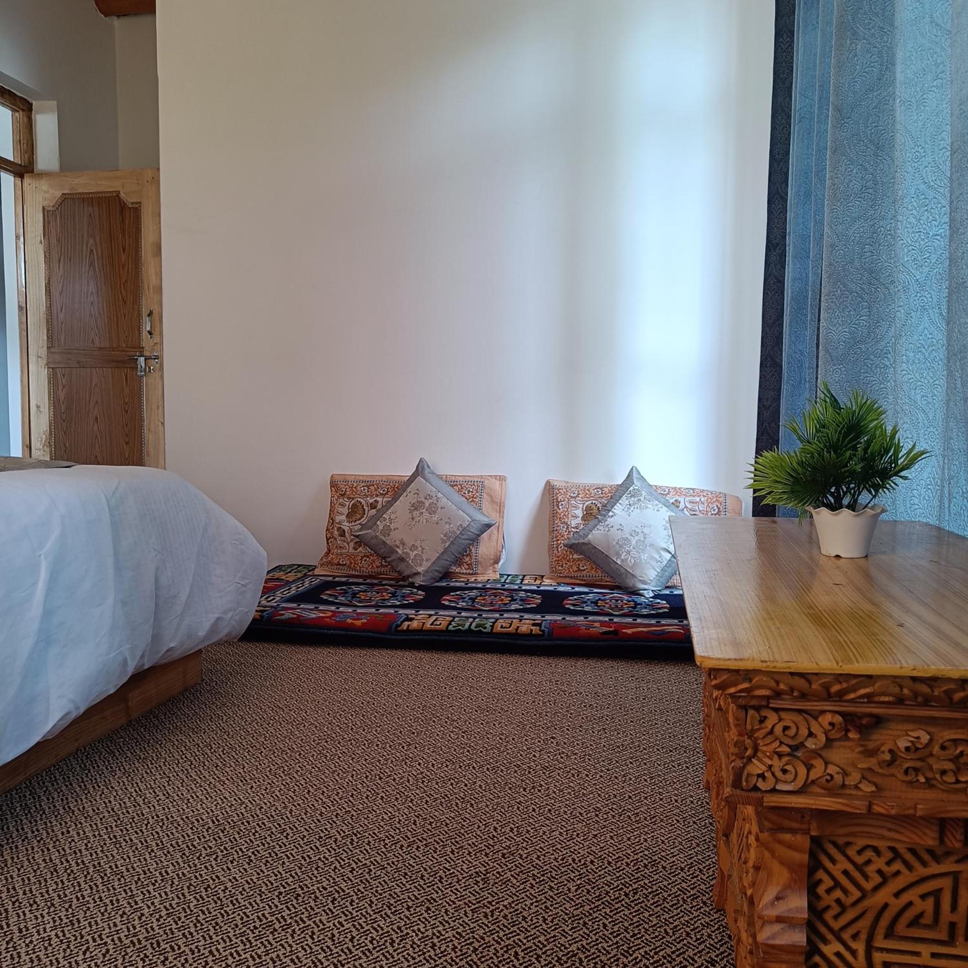 Traveller Nest Hotel Deskit Exterior photo