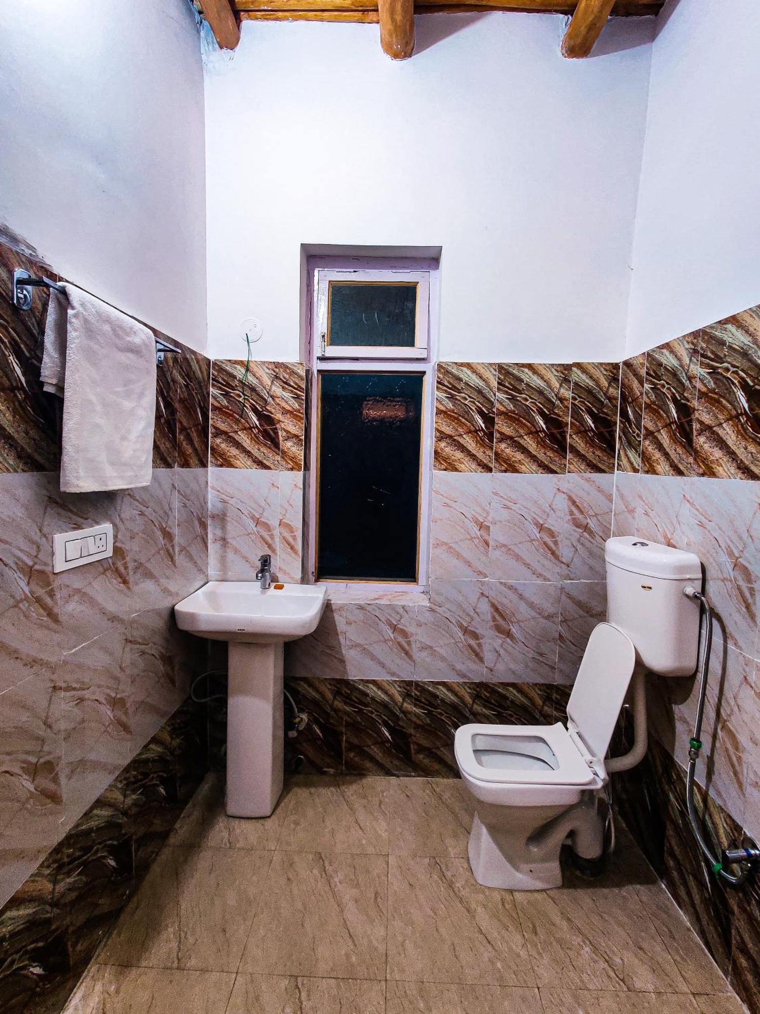 Traveller Nest Hotel Deskit Exterior photo