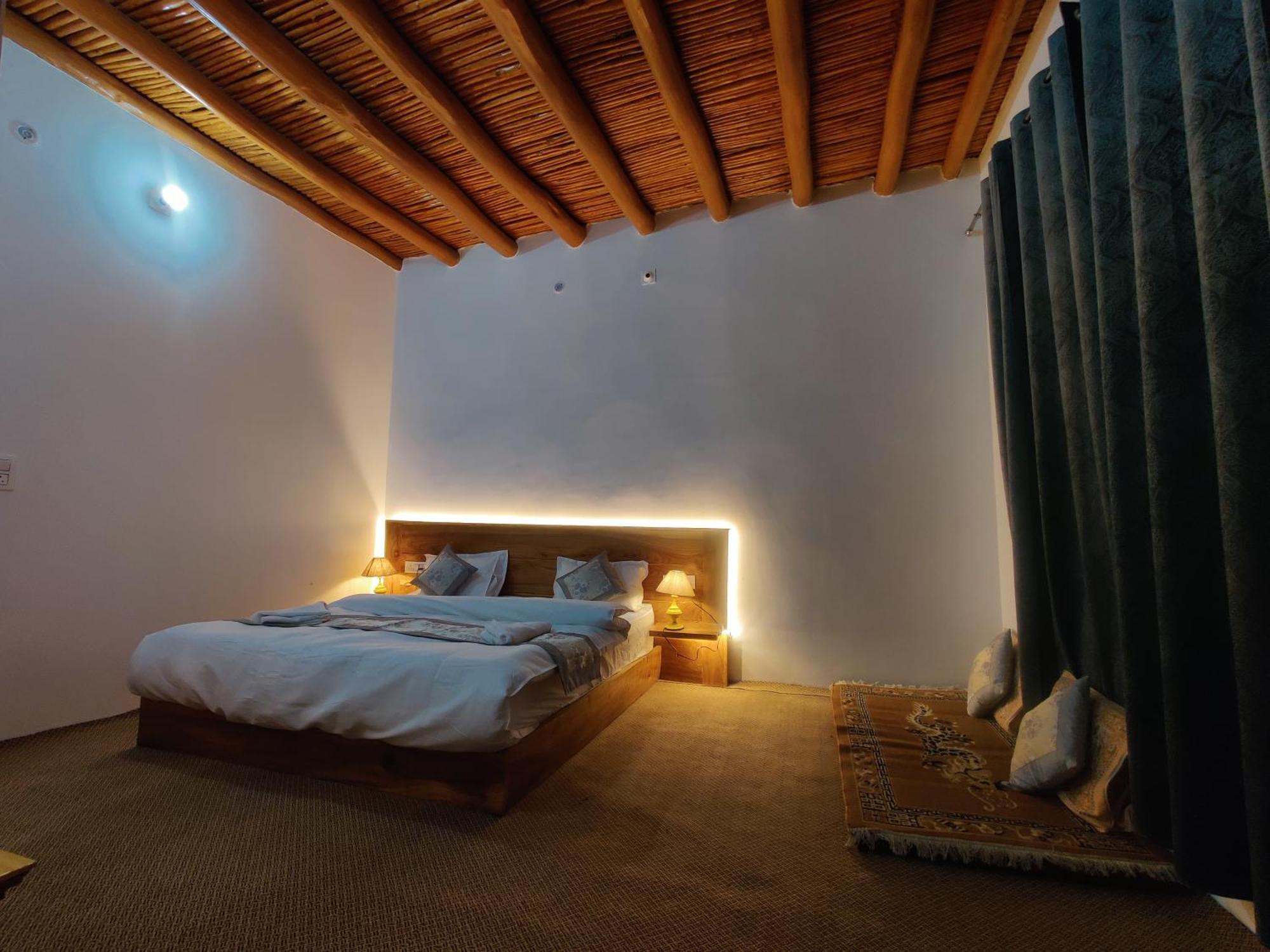 Traveller Nest Hotel Deskit Room photo
