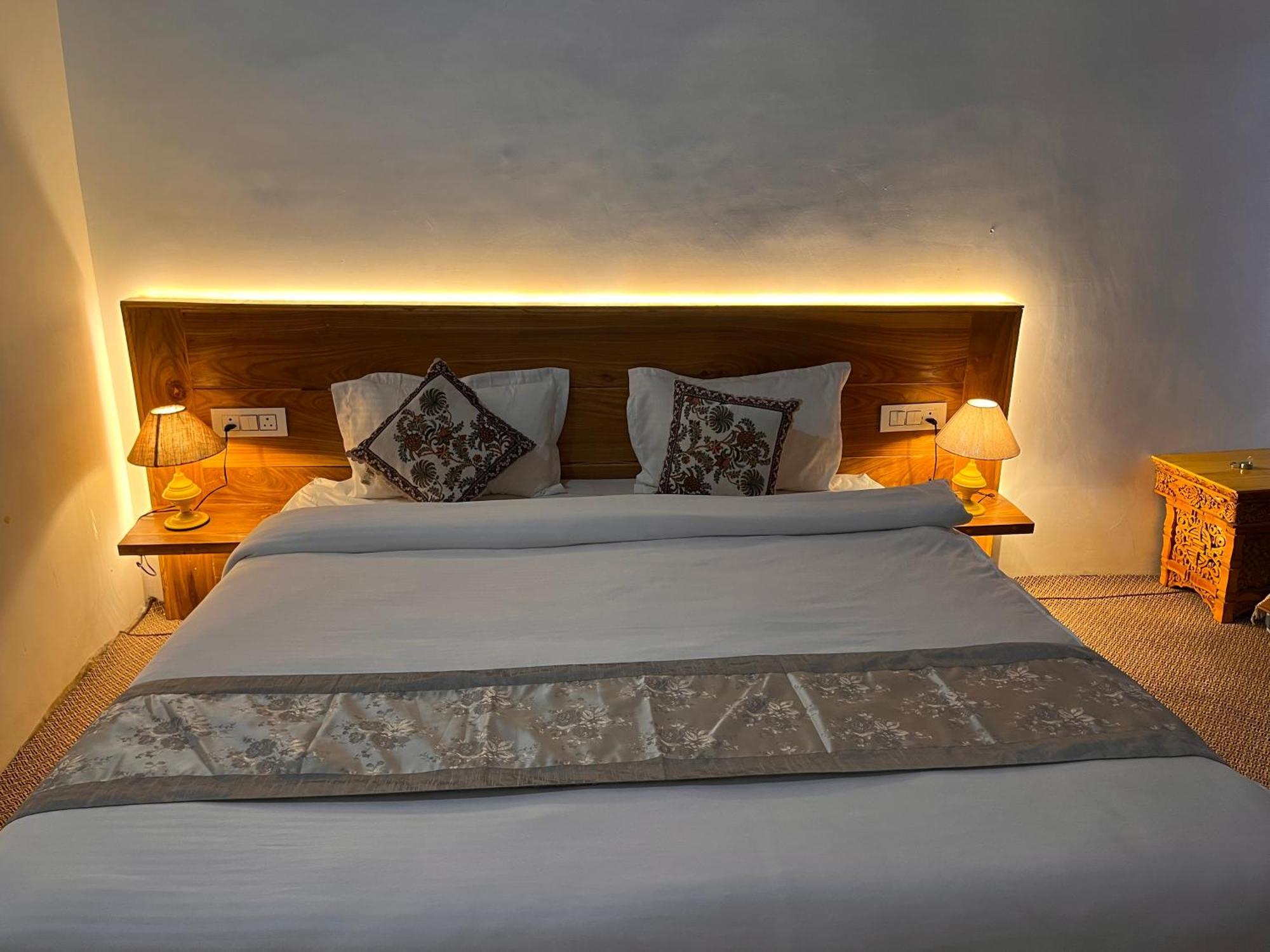 Traveller Nest Hotel Deskit Exterior photo