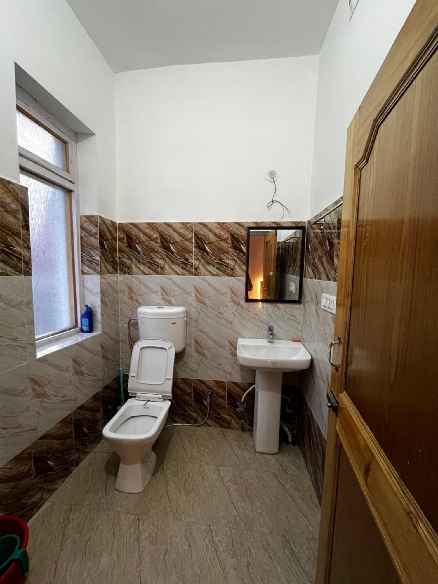 Traveller Nest Hotel Deskit Exterior photo